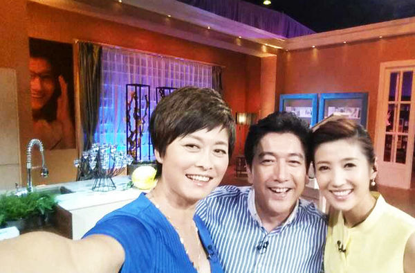 近日，央视名嘴水均益在微博上贴出一张和敬一丹、春妮的合影自拍照，大呼要跟着敬一丹学习国际潮流玩自拍。不要看央视主播们在电视机前一板一眼，其实，私下的他们也乐赶时尚潮流，爱玩自拍。图为2014年6月5日在录制春妮节目时，敬一丹、水均益、春妮在录影棚内玩自拍。