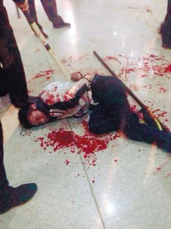 被民警制服的行凶男子