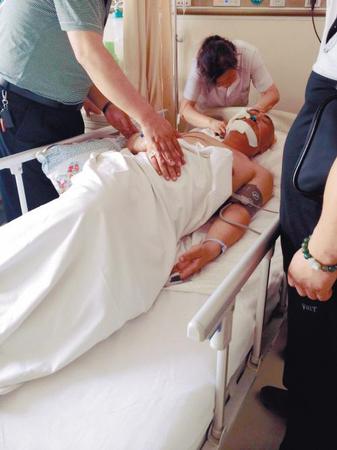 被砍伤的民警正在治疗中