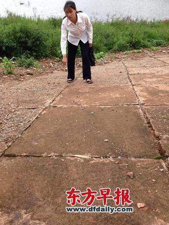 李昌秀到发现丈夫遗体的鱼塘坝子指认现场。早报记者 王万春图