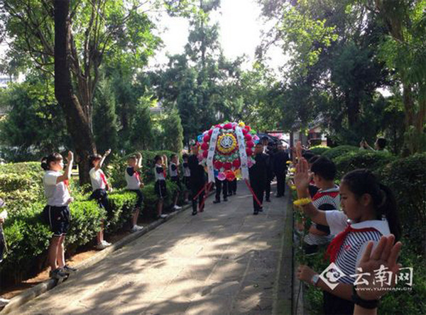 6月12日，2014年“忠魂归国”公益活动在云南省腾冲县举行。中国远征军在缅甸抗日阵亡将士的部分遗骸和墓地的圹兆土将被装于24个骨灰罐，归葬在云南省腾冲国殇墓园的中国远征军阵亡将士墓。此时，距离这些将士出国远征，已过去了70馀年。图片来源：云南网