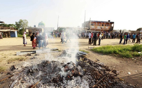 　死者家属来探望。
