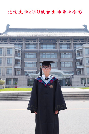 北大女生拍“一个人的毕业照”走红-其专业已四代单传2