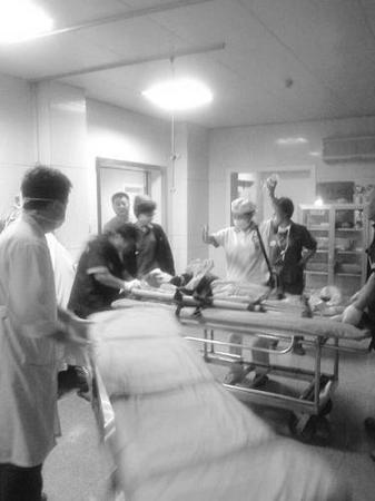 坠楼女子被送医急救。