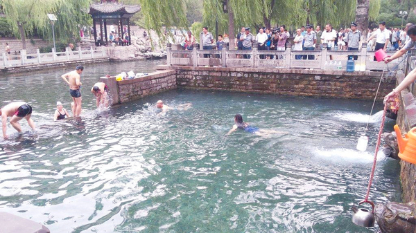 济南名泉黑虎泉成市民“游泳池”-4