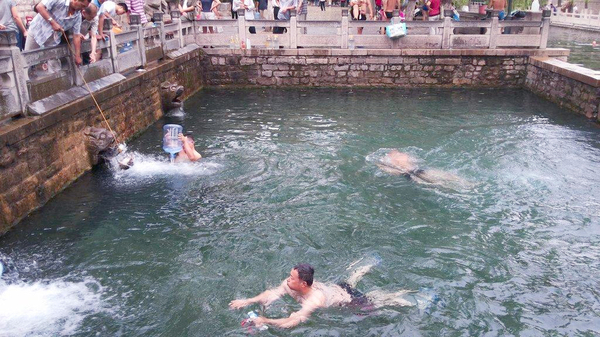 济南名泉黑虎泉成市民“游泳池”-3