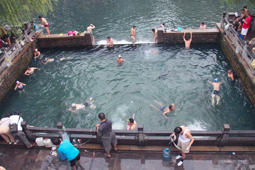 济南名泉黑虎泉成市民“游泳池”-2