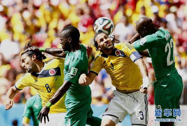 6月19日，哥伦比亚队球员马?耶佩斯（右二）与对方球员争顶。当日，在巴西首都巴西利亚马内?加林查国家体育场进行的2014年巴西世界杯小组赛C组比赛中，哥伦比亚队对阵科特迪瓦队。 新华社记者刘彬摄