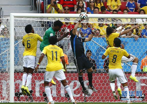 6月19日，哥伦比亚队守门员大?奥斯皮纳（右三）门前救险。当日，在巴西首都巴西利亚马内?加林查国家体育场进行的2014年巴西世界杯小组赛C组比赛中，哥伦比亚队对阵科特迪瓦队。 新华社记者刘彬摄