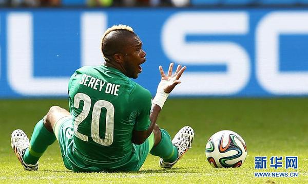 6月19日，科特迪瓦队球员乔?戴耶示意裁判被犯规。当日，在巴西首都巴西利亚马内?加林查国家体育场进行的2014年巴西世界杯小组赛C组比赛中，哥伦比亚队对阵科特迪瓦队。 新华社记者刘彬摄