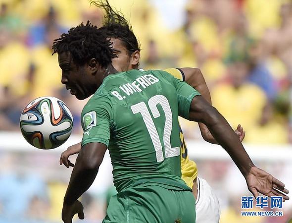 6月19日，科特迪瓦队球员维?博尼（前）与哥伦比亚队球员争抢。当日，在巴西首都巴西利亚马内?加林查国家体育场进行的2014年巴西世界杯小组赛C组比赛中，哥伦比亚队对阵科特迪瓦队。 新华社记者戚恒摄