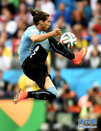 6月19日，乌拉圭队球员马?卡塞雷斯在比赛中停球。