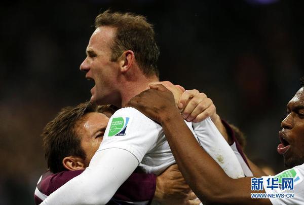 6月19日，英格兰队球员韦·鲁尼庆祝进球。