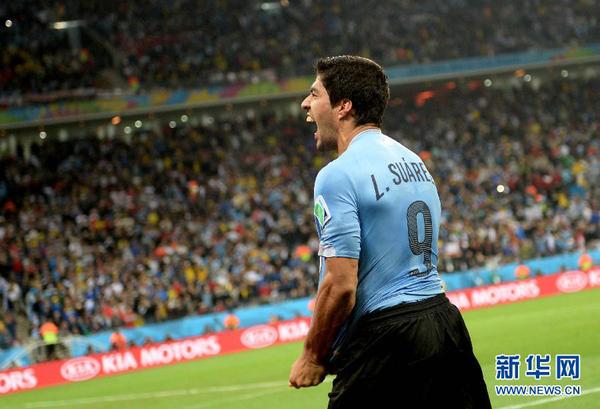 6月19日，乌拉圭队球员路?苏亚雷斯赛后庆祝球队获胜。