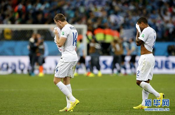 6月19日，英格兰队球员乔·亨德森（左）与格·约翰逊在比赛后离场。