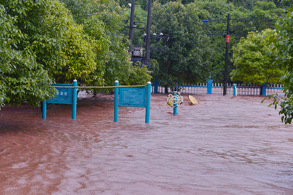 暴雨袭击湖南凤凰等地-4人失踪37万余人受灾4