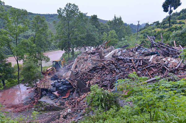 暴雨袭击湖南凤凰等地-4人失踪37万余人受灾2