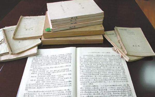 严廷德教授的手写教案很受学生欢迎。许雅玲摄