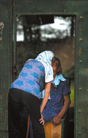 ④两名受害老人小声交谈。