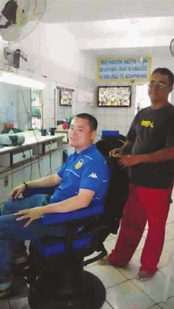 在巴西贫民窟理个发