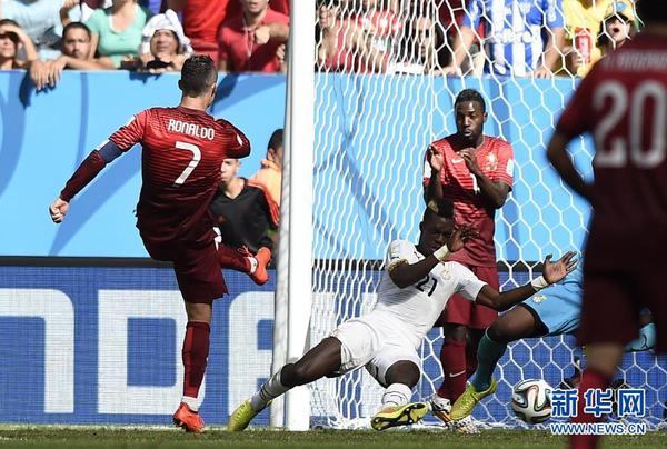 　6月26日，葡萄牙队球员克·罗纳尔多（左）射门得分瞬间。当日，在巴西巴西利亚马内·加林查国家体育场进行的2014年巴西世界杯小组赛G组比赛中，葡萄牙队对阵加纳队。 新华社记者戚恒摄