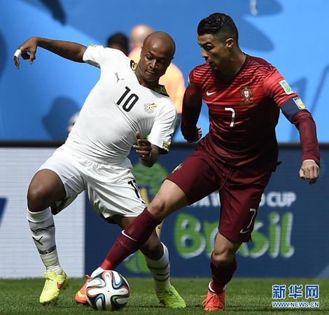 6月26日，葡萄牙队球员克·罗纳尔多（右）与加纳队球员安?阿尤拼抢。当日，在巴西巴西利亚马内·加林查国家体育场进行的2014年巴西世界杯小组赛G组比赛中，葡萄牙队对阵加纳队。 新华社记者戚恒摄
