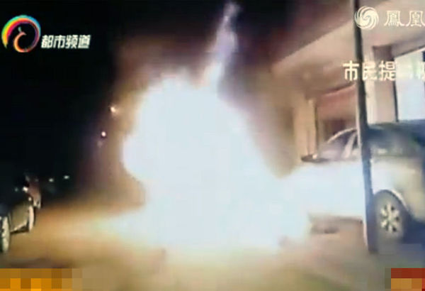 红衣女子着火。