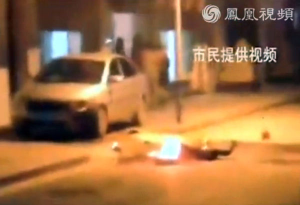 红衣女子被当场烧死。