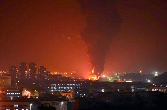 大连中石油输油管爆裂起火-原油流淌成河2