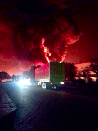 大连中石油输油管爆裂起火-原油流淌成河3