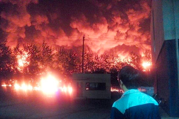 大连中石油输油管爆裂起火-原油流淌成河5