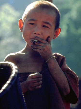 泰国隐世村落照片曝光 儿童抽烟玩步枪 6