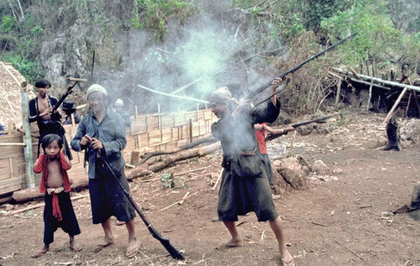 泰国隐世村落照片曝光 儿童抽烟玩步枪 7