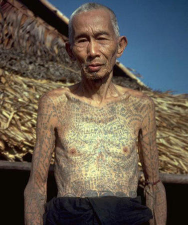 泰国隐世村落照片曝光 儿童抽烟玩步枪 10