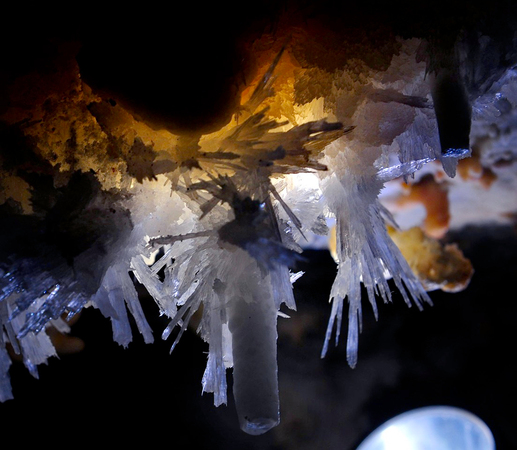 云南一绝美钟乳石洞遭盗挖破坏7