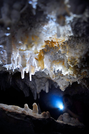 云南一绝美钟乳石洞遭盗挖破坏6