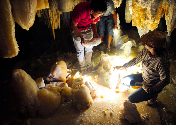 云南一绝美钟乳石洞遭盗挖破坏4