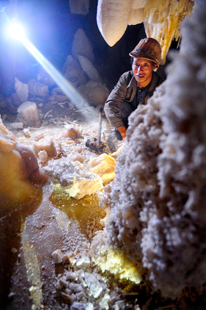 云南一绝美钟乳石洞遭盗挖破坏3