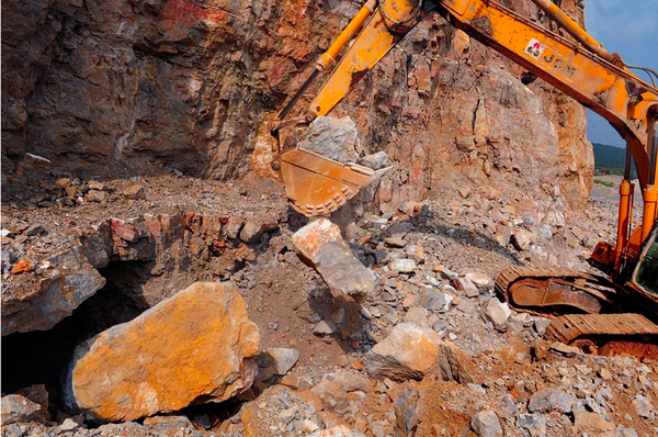 云南一绝美钟乳石洞遭盗挖破坏11