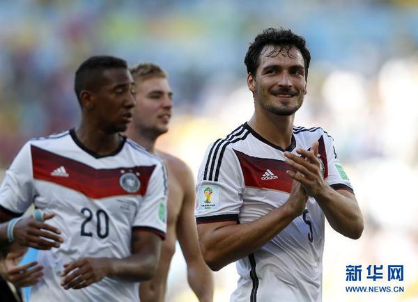 7月4日，德国队球员胡梅尔斯（右）赛后庆祝胜利。当日，在巴西里约热内卢马拉卡纳大球场进行的2014年巴西世界杯四分之一决赛中，德国队以1比0战胜法国队，晋级四强。　　新华社记者王丽莉摄