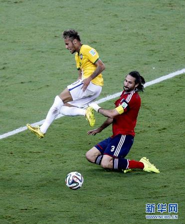 7月4日，巴西队球员内马尔（左）与哥伦比亚队球员马?耶佩斯拼抢。当日，在巴西福塔莱萨卡斯特洛竞技场进行的2014年巴西世界杯四分之一决赛中，巴西队以2比1战胜哥伦比亚队，晋级四强。新华社记者廖宇杰摄