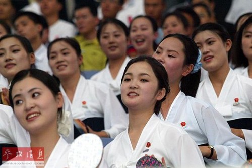 资料图片：朝鲜拉拉队。