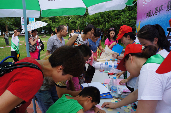 小选手们正在签到处签到