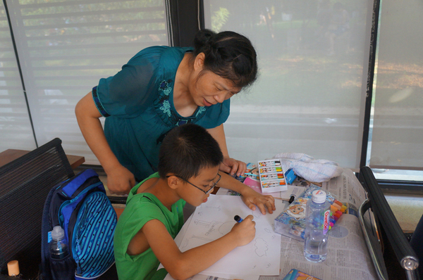 本次大赛特别邀请学校的选手正在绘画