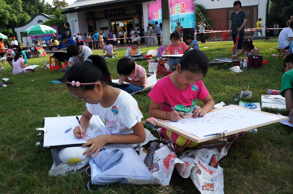 比肩作画，看谁画得好。