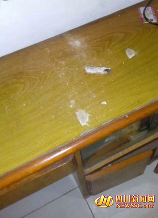 图为杨女士家被震掉的仿瓷墙面涂料