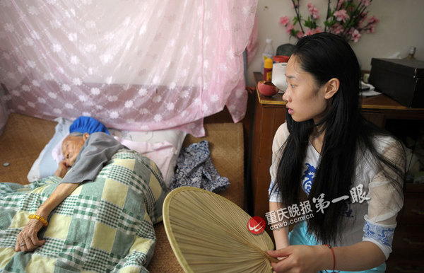 　每天下午这个时候，是她经营的串串香餐馆开门时间，而这时，外婆万宗秀仍在床上午睡。外婆受不了空调，又担心她受热，黄丽华坐在床边，轻轻地为外婆摇着蒲扇。