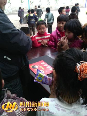 学生正在围观收彩礼的老师