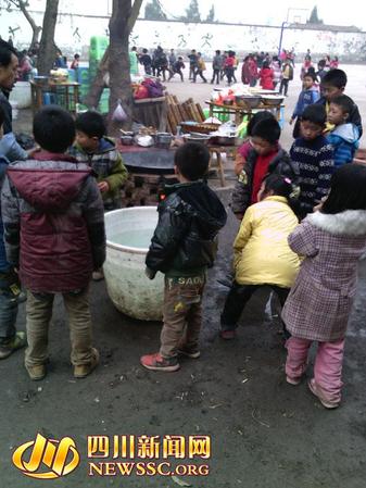 学生正在灶台前玩耍