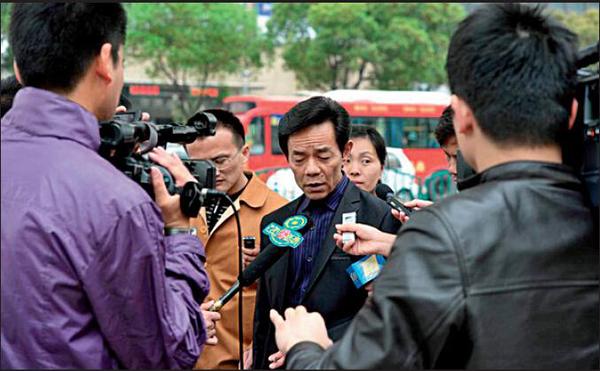 2011年4月7日，浙江省高级人民法院二审吴英案，吴永正法庭外接受采访。